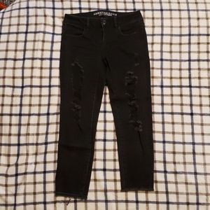 WOMEN'S AMERICAN EAGLE DISTRESSED CAPRI PANTS